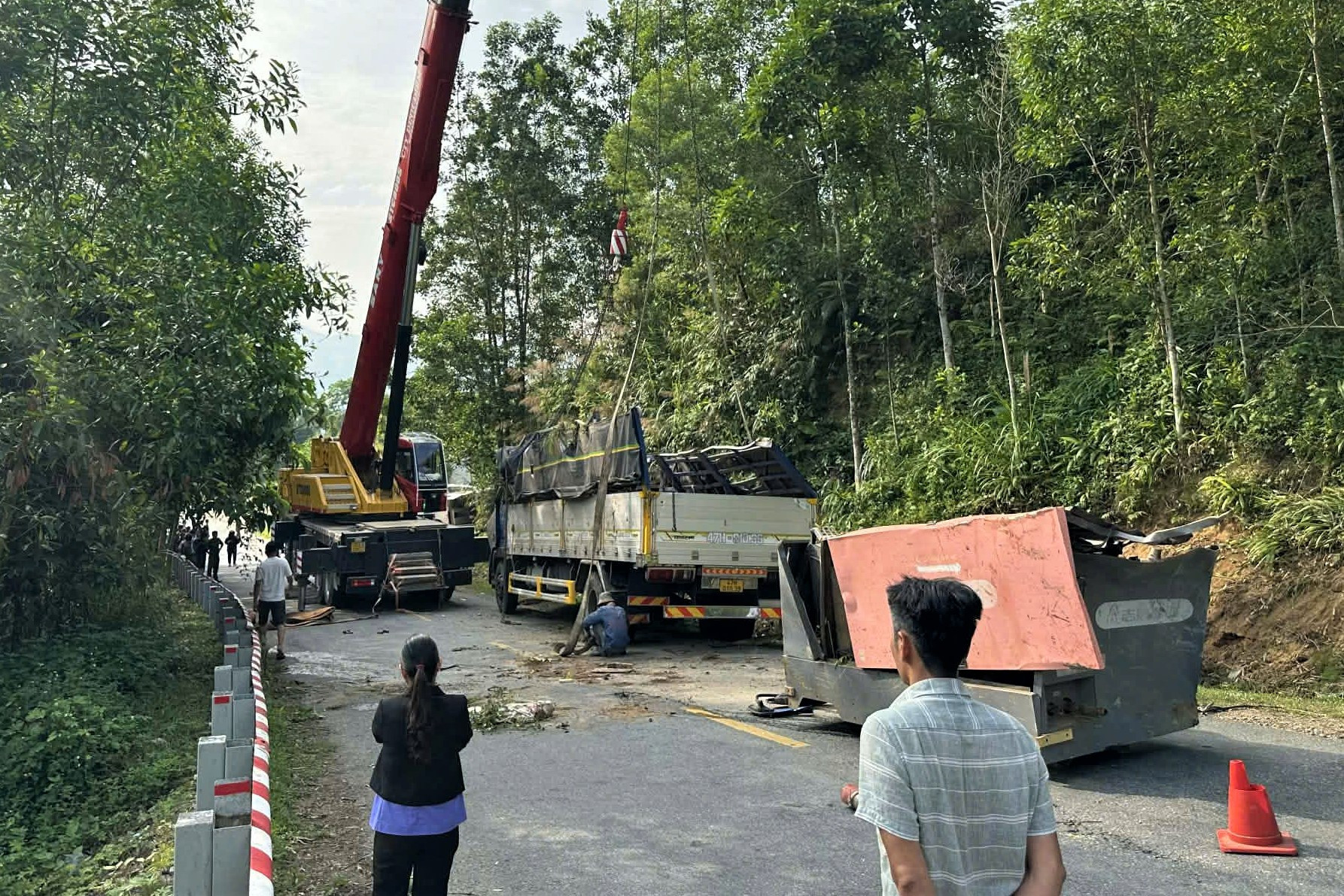 Xe tải đổ đèo đâm vách núi, 2 người tử vong插图1 z7785074421808_ec227f81b7c95daf50b5b8a2be16620b.jpg