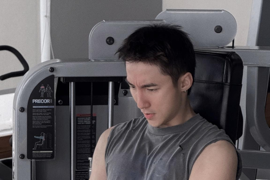 Sơn Tùng M-TP và màn 'lột xác' body gây ngỡ ngàng: Bí mật đằng sau bờ vai lực lưỡng!
