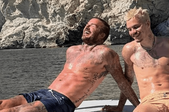Bố 4 con, tuổi ngoài 50 - David Beckham cởi trần khoe body săn chắc nằm phơi nắng trên du thuyền 16 triệu bảng Anh