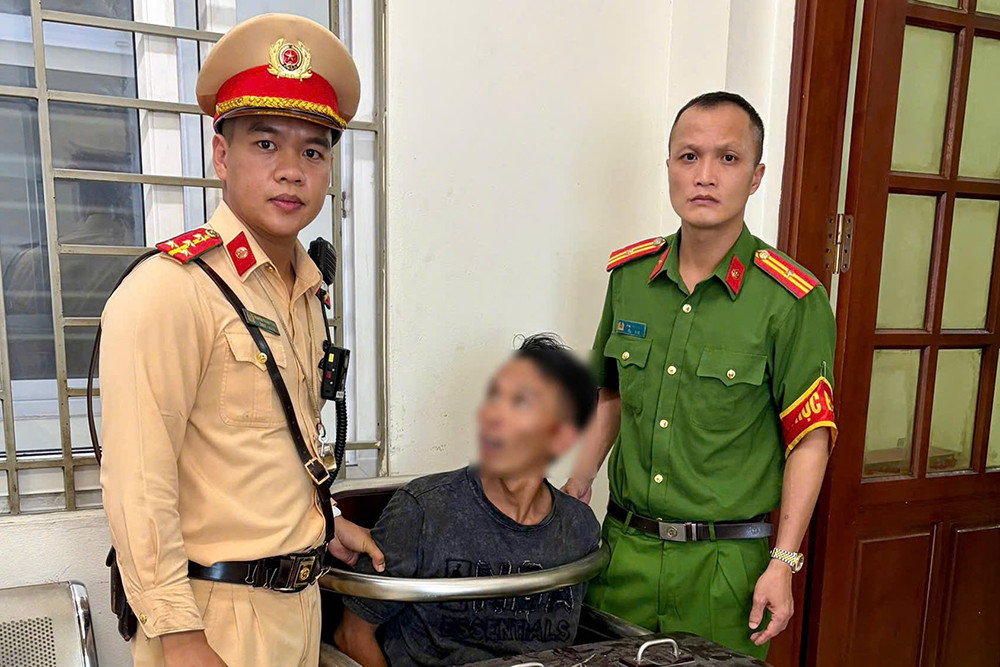 Người đàn ông cầm bồ cào đập phá ô tô trên phố ở Hà Nội插图 z7885193745988_6d4e15b248267af7f244e9fd30139a47.jpg