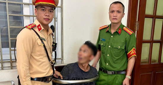 Người đàn ông cầm bồ cào đập phá ô tô trên phố ở Hà Nội