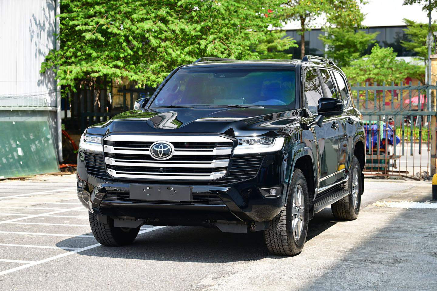Toyota Land Cruiser LC300 1.jpg