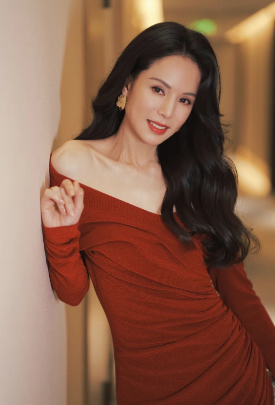 Lý Nhược Đồng gây bất ngờ khi khoe cơ bụng săn chắc ở tuổi 60 - Ảnh 2