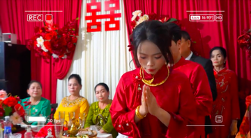 Cô dâu quá hồi hộp vái nhầm quay phim đám cưới khiến dân mạng cười bò