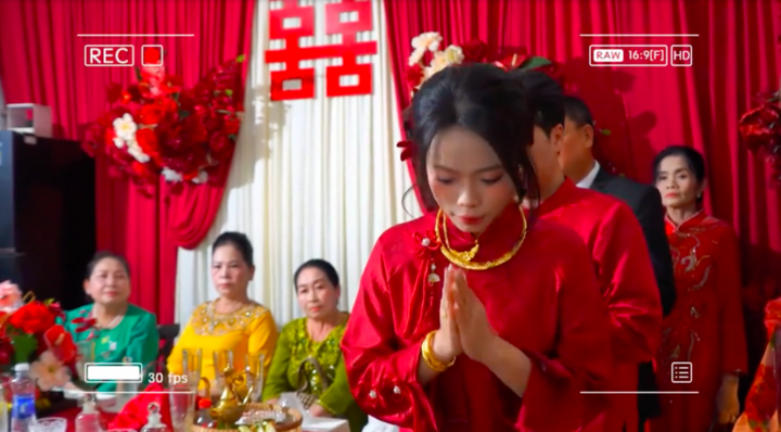 Dân mạng ví von anh quay phim nhận lễ lớn như này về phải chỉnh sửa cho thật tốt. (Ảnh chụp màn hình)