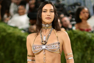 Fan đỏ mặt vì bộ váy hở bạo như khỏa thân của mỹ nhân triệu người mê ở Met Gala