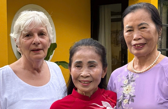 Mẹ chồng từ Thụy Sĩ sang Việt Nam, bất ngờ được thông gia tặng vàng