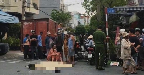 Mẹ quỵ ngã bên thi thể con trai 15 tuổi sau tai nạn với xe tải ở TPHCM