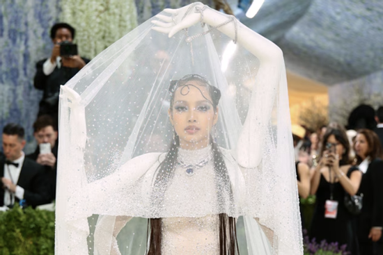 Met Gala 2026: Rosé gây tranh cãi vì 'chìm nghỉm', Lisa chiếm spotlight khi đội nguyên cái mùng lên đầu