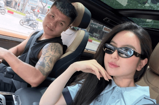 Quang Hải diện áo ba lỗ khoe loạt hình xăm, lái Range Rover 8 tỷ đưa Chu Thanh Huyền đi làm