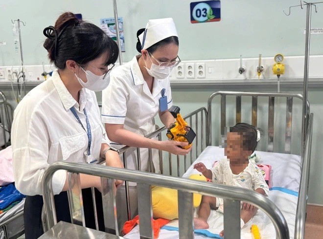 Bé 2 tuổi bị mẹ và cha dượng bạo hành dã man: Mẹ bế con sang hàng xóm xin tiền thì bị phát hiện - Ảnh 3.