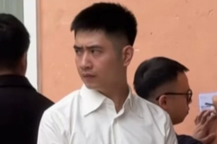 Clip đám cưới gây sốt vì một 'ánh mắt lạ' từ người đứng đón khách: Danh tính mới bất ngờ