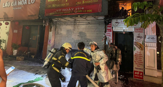 Hà Nội: Cháy cửa hàng cháo trên phố Hàng Vôi, giải cứu 4 người mắc kẹt