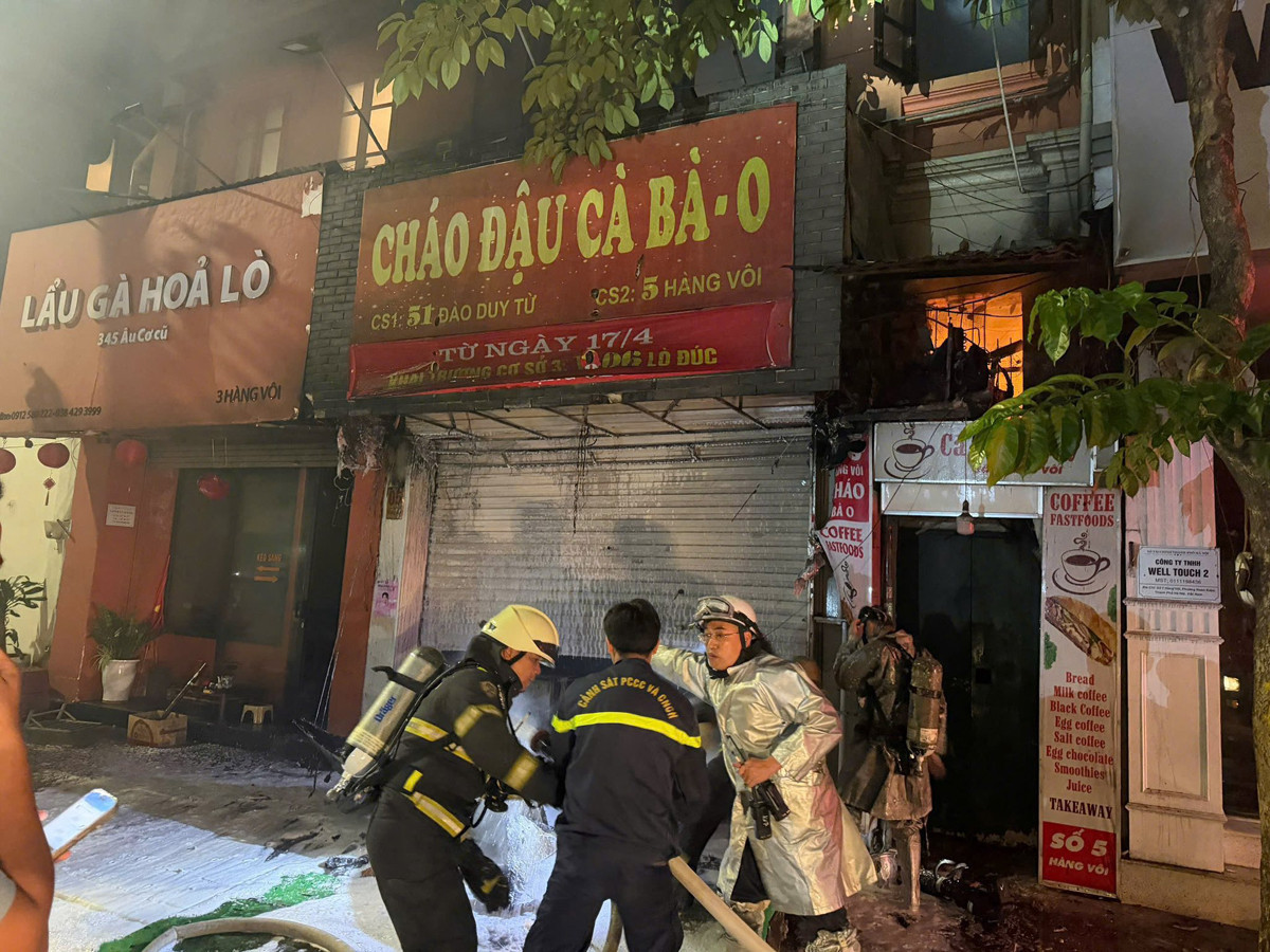 Hà Nội: Cháy cửa hàng cháo trên phố Hàng Vôi, giải cứu 4 người mắc kẹt插图 688125865_1431630419011309_6997488539675068711_n.jpg