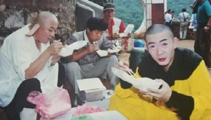 Các diễn viên chính của bộ phim cũng ăn cơm hộp như mọi thành viên khác trong đoàn, không có đãi ngộ nào khác biệt. Lục Tiểu Linh Đồng và Mã Đức Hoa vội vã ăn cơm dù chưa bỏ lớp hóa trang để kịp giờ quay.