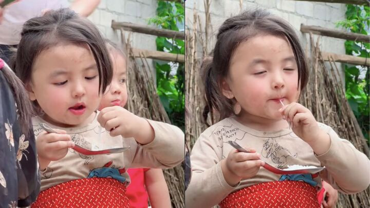 Trông em bé ngoan ngoãn, nhiều dân mạng bảo đưa con lên để học hỏi. (Ảnh chụp màn hình)