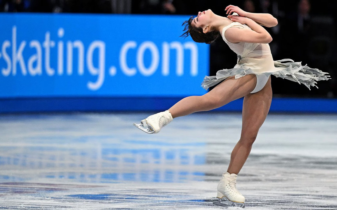 19020x1080 alysa liu layback spin 17709183226701703773104 0 48 1080 1776 crop 17709183381821465619444 1778142951702191526126