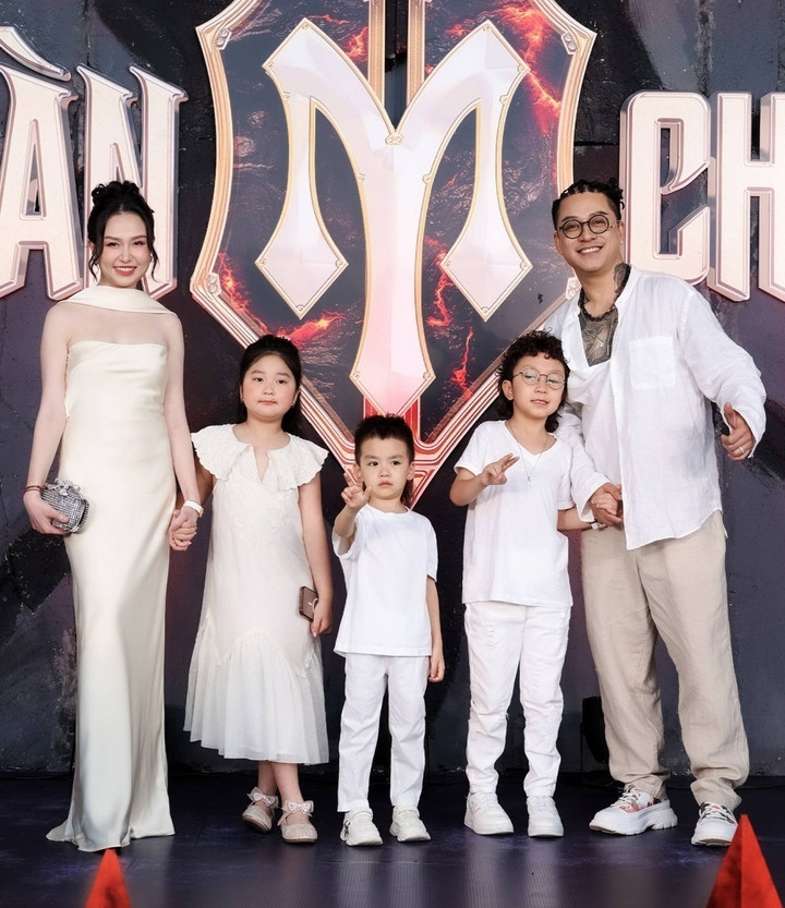 Vợ chồng Tuấn Hưng - Huyền Baby bên ba con: bé Son (trái), bé Sâm (giữa) và bé Su Hào (phải)