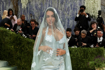 Georgina - vị hôn thê của Ronaldo sexy hết cỡ xếp top 4 giá trị truyền thông ở Met Gala