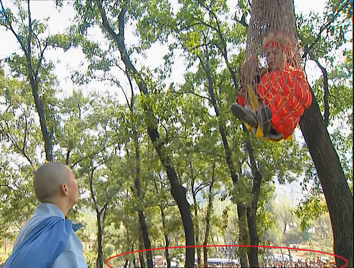 Loạt 'hạt sạn' hài hước không phải ai cũng biết trong phim 'Tây du ký'插图11 Phân cảnh Đường Tăng bị treo trên cây, nếu tinh mắt có thể thấy ngàn người hâm mộ và thành viên đoàn làm phim đứng phía sau.