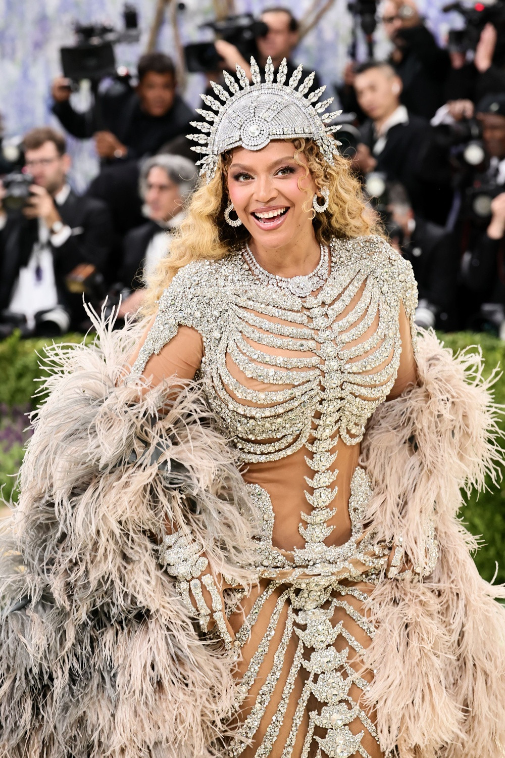 Beyoncé đeo tuyệt tác '50 triệu USD' lên thảm đỏ, cùng dàn sao hạng A khuynh đảo Met Gala 2026插图 2274546470.jpeg