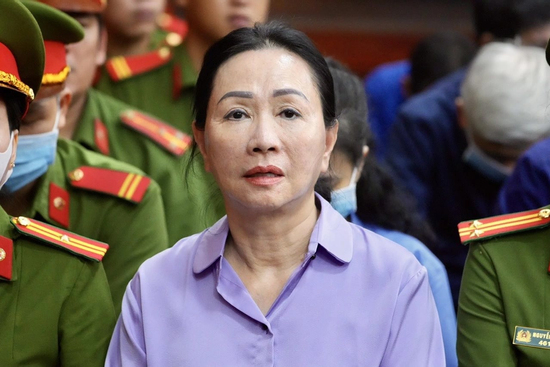 Bán đấu giá hai chiếc túi Hermès bạch tạng của bà Trương Mỹ Lan