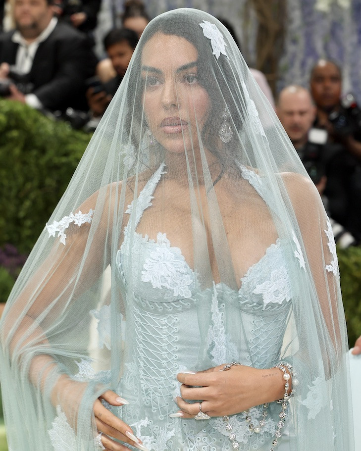 Beyoncé đeo tuyệt tác '50 triệu USD' lên thảm đỏ, cùng dàn sao hạng A khuynh đảo Met Gala 2026插图2 cultstycelebmet gala 2026georgina rodriguezimg4x5 2