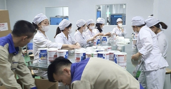 Cựu cán bộ nhận gần 3,5 tỷ đồng để lo 'chạy án' cho công ty sản xuất sữa giả