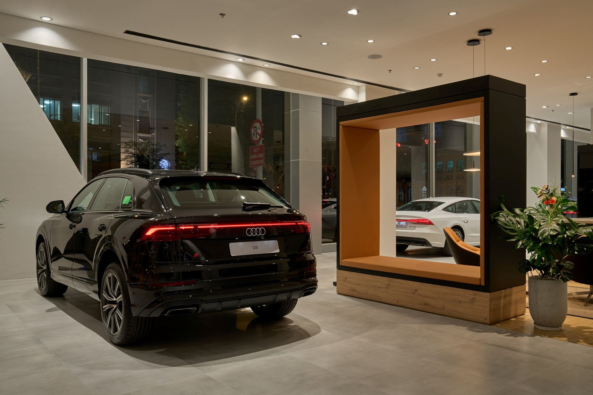 Sau BMW, Mercedes, hàng loạt xe sang Audi giảm giá mạnh, lên tới 300 triệu đồng插图 showroom audi.jpg