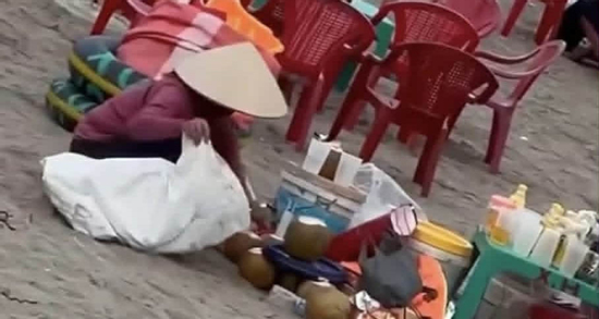 Xác minh clip người phụ nữ gom nước dừa khách uống thừa để bán lại ở bãi biển Thịnh Long