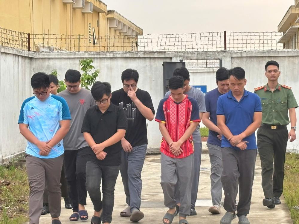 Đường dây tổ chức đánh bạc 'khủng' xuyên quốc gia, rửa tiền qua hơn 1.000 đại lý插图 a công an2.jpg
