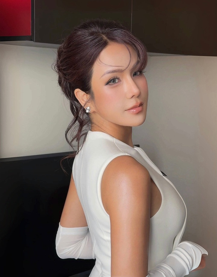 Diệp Lâm Anh cũng là một trong những sao nữ theo đuổi xu hướng da nâu. Trong hình ảnh mới nhất, cô xuất hiện đầy quyến rũ cùng làn da rám nắng.