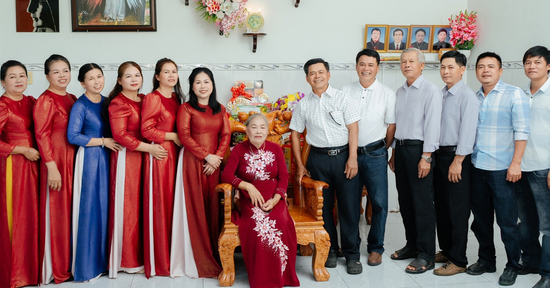 Nhớ lời cha trăng trối, 14 anh em ở An Giang hết lòng hiếu thuận với mẹ già
