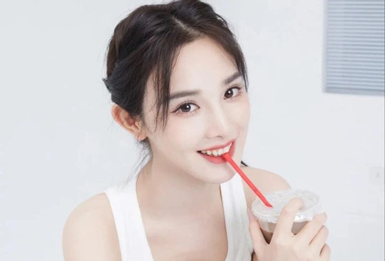 3 con giáp trúng số độc đắc đúng 300 tỷ vào ngày 1/6/2026, Thần Tài trao vận may, tay phải trĩu vàng, tay trái hứng bạc
