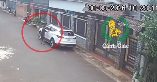 Để quên chìa khóa trên xe, chủ ô tô tá hỏa khi bé trai 12 tuổi lái xe đi