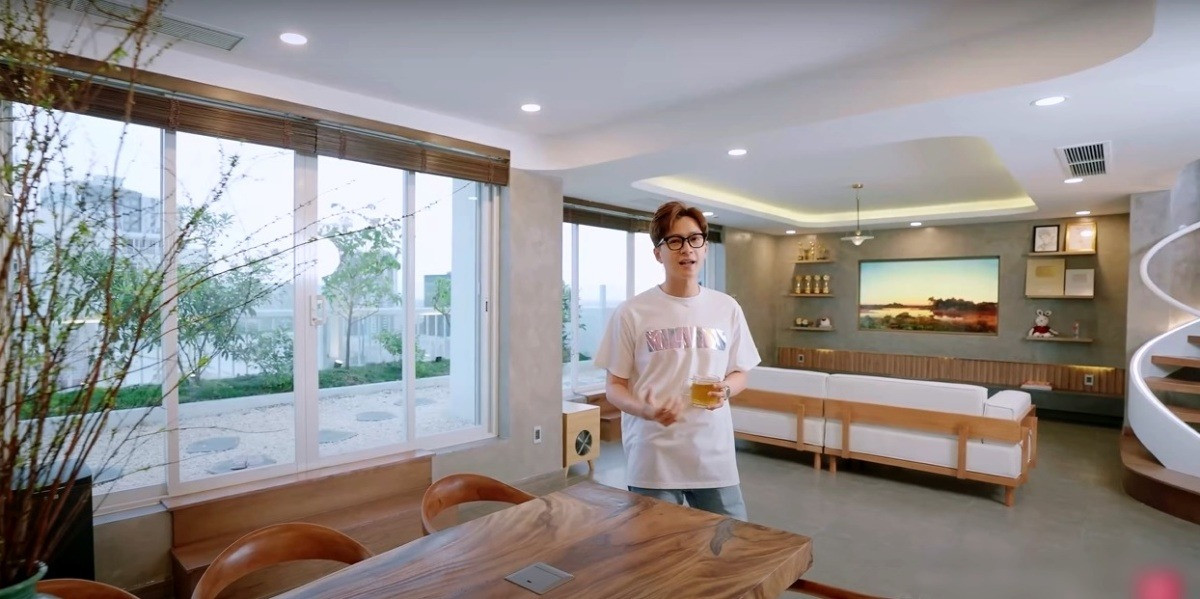 Nam ca sĩ kiêm MC đình đám, U40 độc thân trong penthouse 3 tầng giữa lòng Sài Gòn- Ảnh 2.