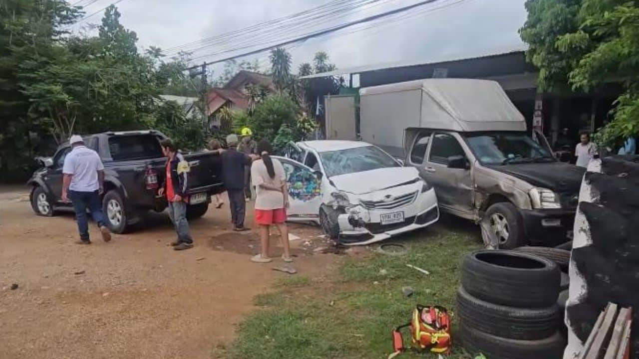 Bố mẹ dẫn con trai đi thong thả, khoảng 1 phút sau cảnh tượng xảy ra khiến ai cũng nghẹn lòng - Ảnh 4.
