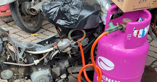 Chủ cửa hàng gas độ chế 2 xe máy chạy bằng gas để giao hàng