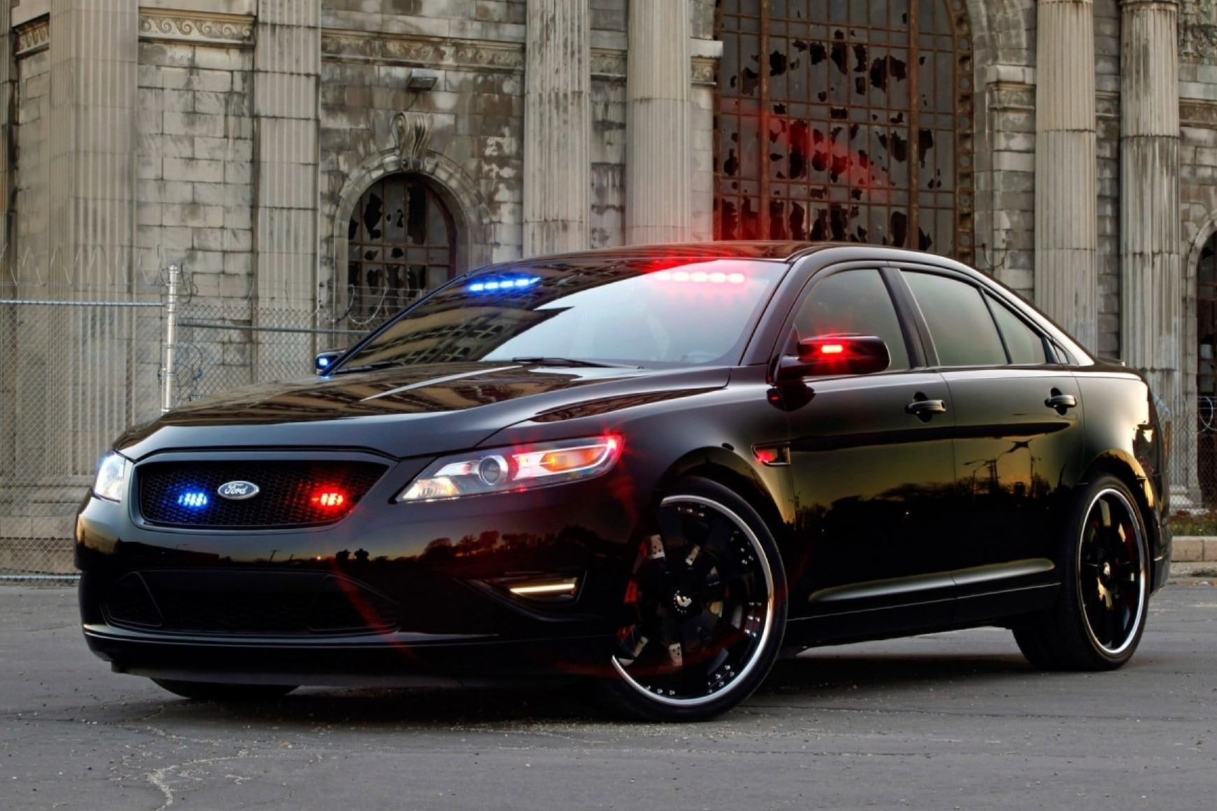 Ford Taurus Police Interceptor Concept năm 2010.jpg