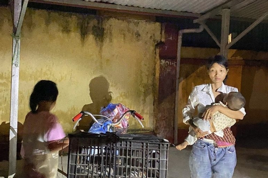 Bé chưa đầy 1 tuổi theo mẹ trú mưa bên đường giữa đêm ở Lào Cai: Câu chuyện phía sau gây xót xa