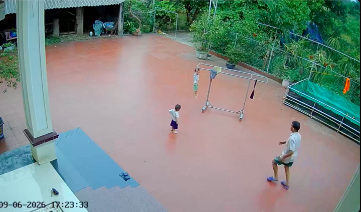 Clip 'khối nghỉ hè' tự treo mình lên giá phơi quần áo khiến ông bà hết hồn插图 Dân mạng bảo sau quả này thì tình anh em có chắc bền lâu. (Ảnh chụp màn hình)