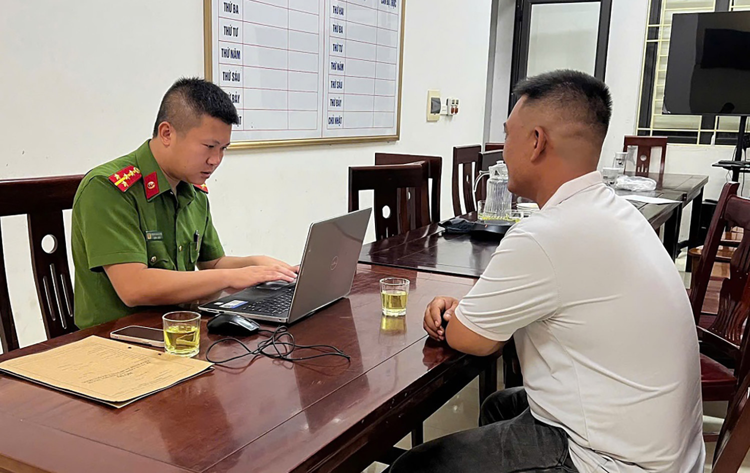 công an làm việc với anh Đ.jpg