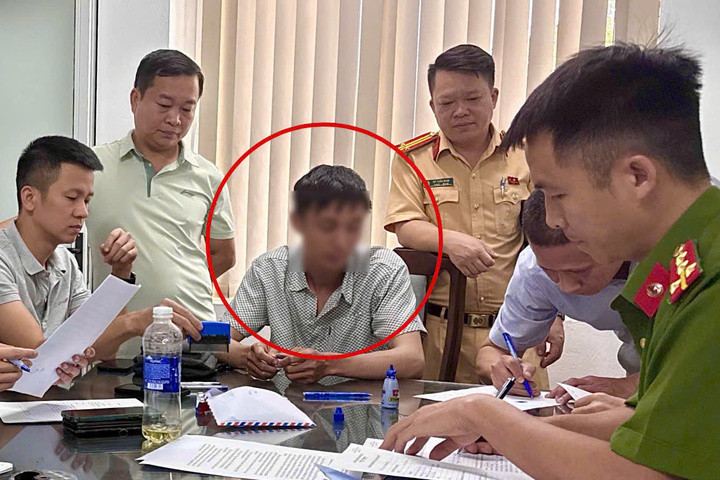 Dùng điện thoại kết nối camera cúc áo và tai nghe siêu nhỏ gian lận thi bằng lái插图 Lực lượng chức năng làm việc với thí sinh vi phạm.