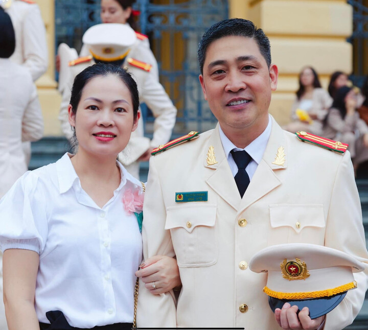 Đóng 'ông trùm' ma túy trên phim, NSƯT Hồ Phong ngoài đời là Trung tá công an, bố 4 con插图2 Ngoài đời, anh là sĩ quan công an mang quân hàm Trung tá.