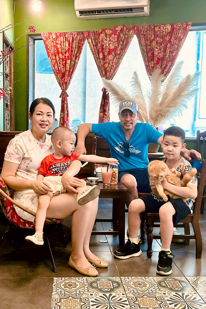 Đóng 'ông trùm' ma túy trên phim, NSƯT Hồ Phong ngoài đời là Trung tá công an, bố 4 con插图3 Vợ chồng NSƯT Hồ Phong có 4 người con gồm hai gái và hai trai.