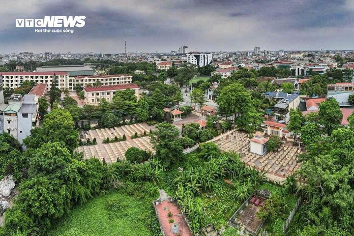 Là người sinh sống nhiều năm tại khu vực này, anh Vũ Tiến Thành cho biết không quá bất ngờ khi xuất hiện thông tin phát hiện các trường hợp nghi liên quan thai nhi dưới lòng đất. Theo anh Thành, khu vực tìm kiếm nằm gần nhiều nghĩa trang, trong đó có Nghĩa trang Liệt sĩ tỉnh Ninh Bình và khu vực nghĩa trang của Bệnh viện Quân y 5. Phía sau còn có những khu đất trước đây từng được người dân sử dụng để mai táng tổ tiên.