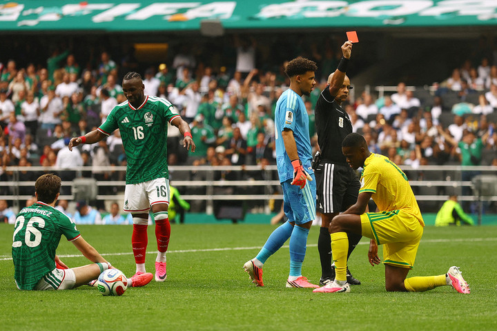Khai mạc World Cup 2026 lạ chưa từng có: Mexico, Nam Phi tạo kỷ lục thẻ đỏ插图 Trọng tài rút ra 3 thẻ đỏ trực tiếp trong trận đấu giữa Mexico và Nam Phi. (Ảnh: Reuters)