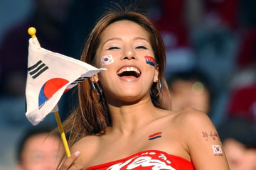 Lọt máy quay World Cup, nữ CĐV xinh như hoa hậu đổi đời ngoạn mục: Ký ngay hợp đồng làm idol Kpop