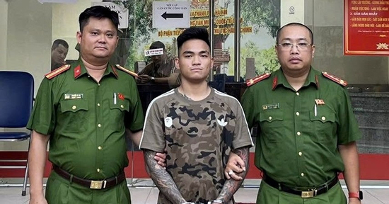 Bắt giữ thanh niên ‘xăm trổ’ vác điếu cày đánh người trên phố ở Hà Nội