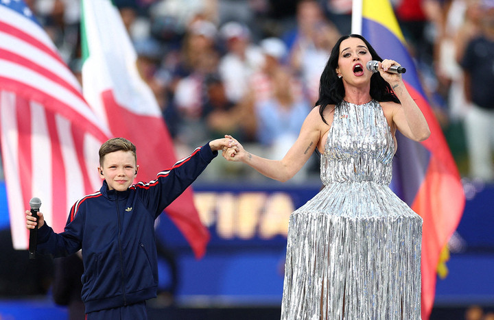 Nữ ca sĩ Katy Perry biểu diễn trước trận đấu giữa đội tuyển Mỹ và Paraguay, sau đó cô cũng lên khán đài theo dõi.